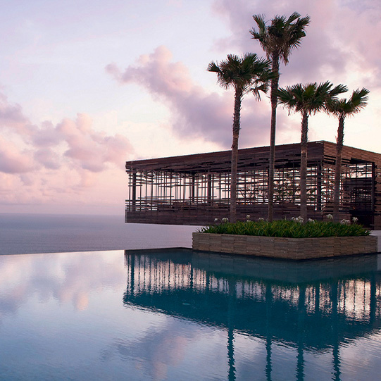 Sonnenuntergang Bali im Luxus Hotel.